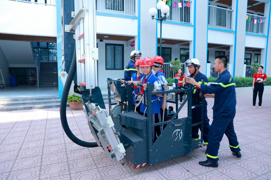 Học sinh hào hứng tham gia diễn tập kiến thức PCCC. Học sinh hào hứng tham gia diễn tập kiến thức PCCC.