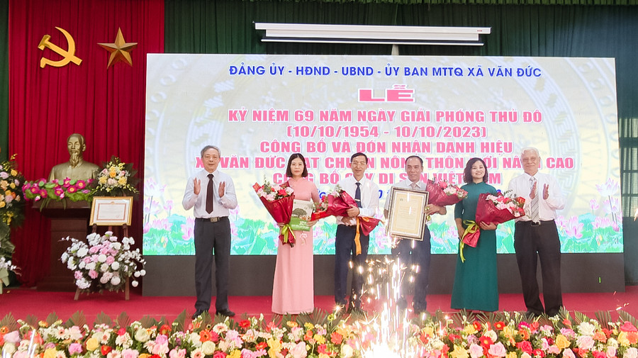 Trao Bằng công nhận Cây di sản Việt Nam cho đại diện xã Văn Đức.