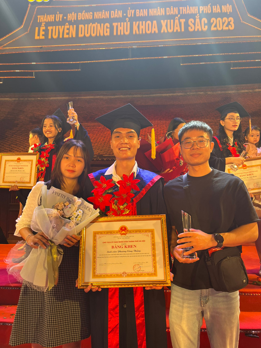 Phương Công Thắng hân hoan trong ngày vinh danh của UBND TP Hà Nội. Phương Công Thắng hân hoan trong ngày vinh danh của UBND TP Hà Nội.