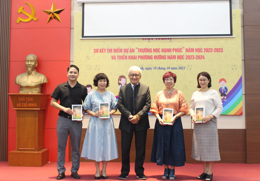 GS.TS Hà Vĩnh Thọ - Chủ tịch Hiệp hội Eurasia tặng sách cho đại diện 4 trường học thực hiện thí điểm dự án "Trường học hạnh phúc" năm học 2023 -2024. GS.TS Hà Vĩnh Thọ - Chủ tịch Hiệp hội Eurasia tặng sách cho đại diện 4 trường học thực hiện thí điểm dự án "Trường học hạnh phúc" năm học 2023 -2024.