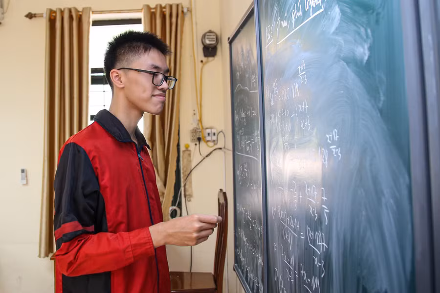 Thân Thế Công hứng thú chinh phục với những bài học khó. Thân Thế Công hứng thú chinh phục với những bài học khó.