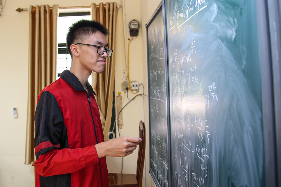 Thân Thế Công hứng thú chinh phục với những bài học khó. Thân Thế Công hứng thú chinh phục với những bài học khó.