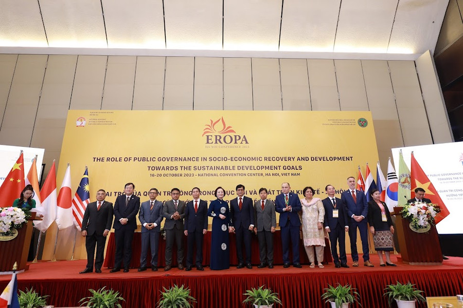 Đoàn đại biểu các đoàn chụp ảnh lưu niệm.