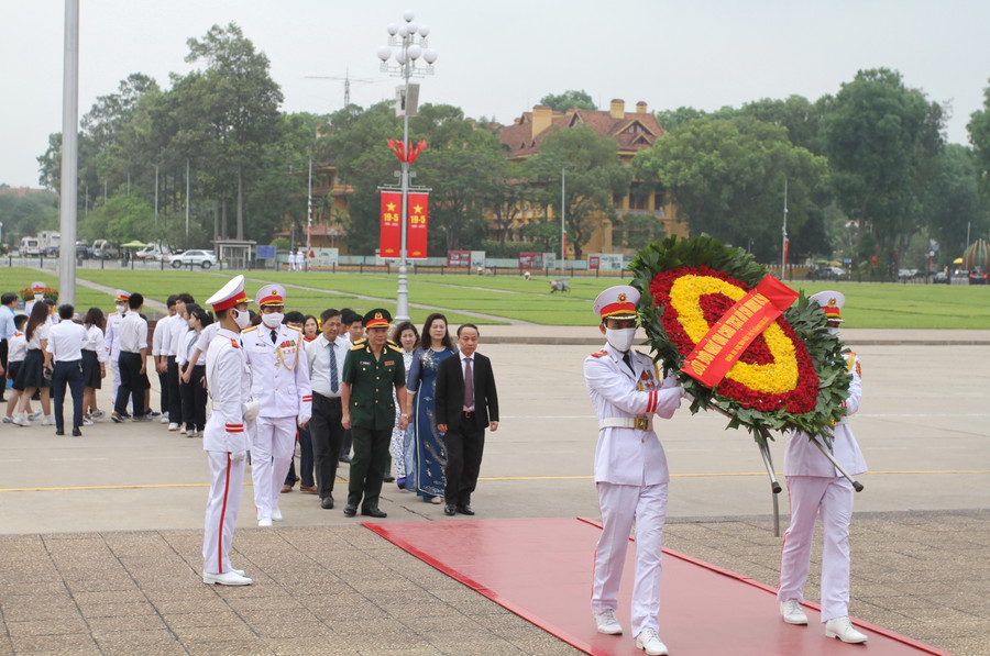 Đoàn đại biểu ngành GD-ĐT Hà Nội vào lăng viếng Bác.