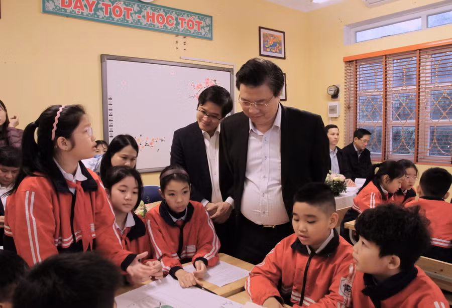 Thứ trưởng Nguyễn Hữu Độ kiểm tra công tác thí điểm giáo dục STEM tại Hà Nội.