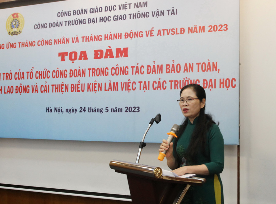 Bà Nguyễn Thị Bích Hợp - Phó Chủ tịch Công đoàn Giáo dục Việt Nam phát biểu khai mạc tọa đàm. Bà Nguyễn Thị Bích Hợp - Phó Chủ tịch Công đoàn Giáo dục Việt Nam phát biểu khai mạc tọa đàm.