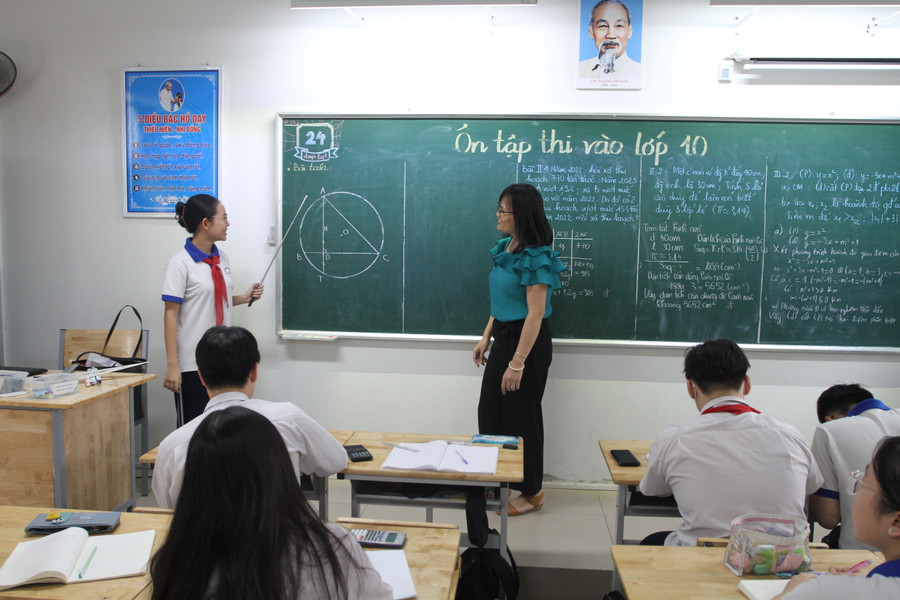 Học sinh Trường THCS Hoàng Mai ôn thi môn Toán. Học sinh Trường THCS Hoàng Mai ôn thi môn Toán.