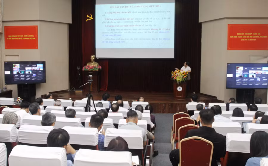 Lãnh đạo các Vụ Cục chức năng của Bộ GD&amp;ĐT trình bày nội dung tập huấn.