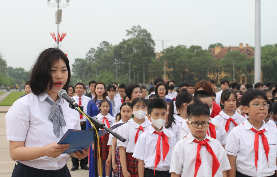 Em Ngô Thị Minh Phương đại diện cho các học sinh giỏi Thủ đô báo công dâng Bác.