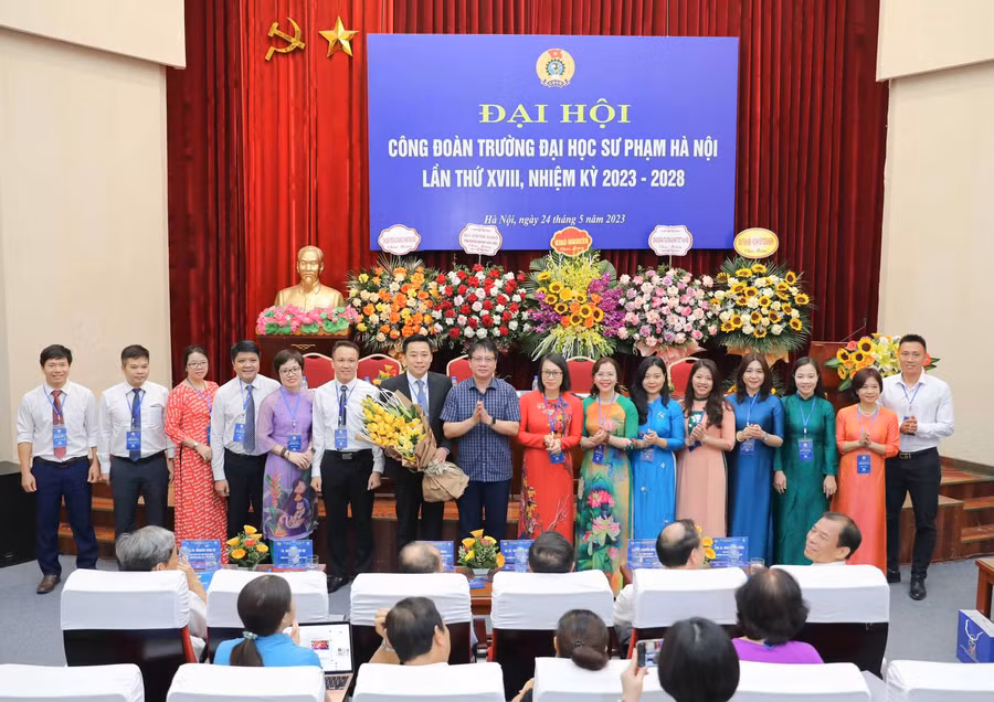 Ban chấp hành Công đoàn khóa mới ra mắt Đại hội.