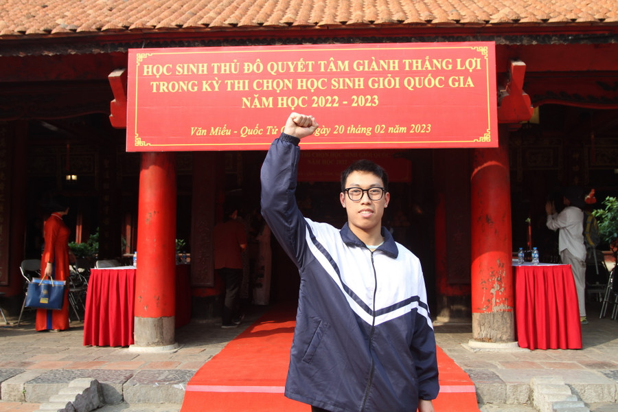 Vũ Thế Sơn- học sinh lớp 11A12 Trường THPT Phùng Khắc Khoan- Thạch Thất (Hà Nội) .