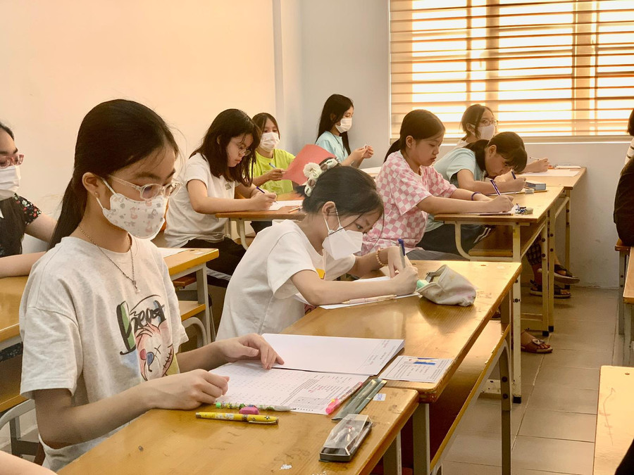 Các thí sinh làm bài kiểm tra.