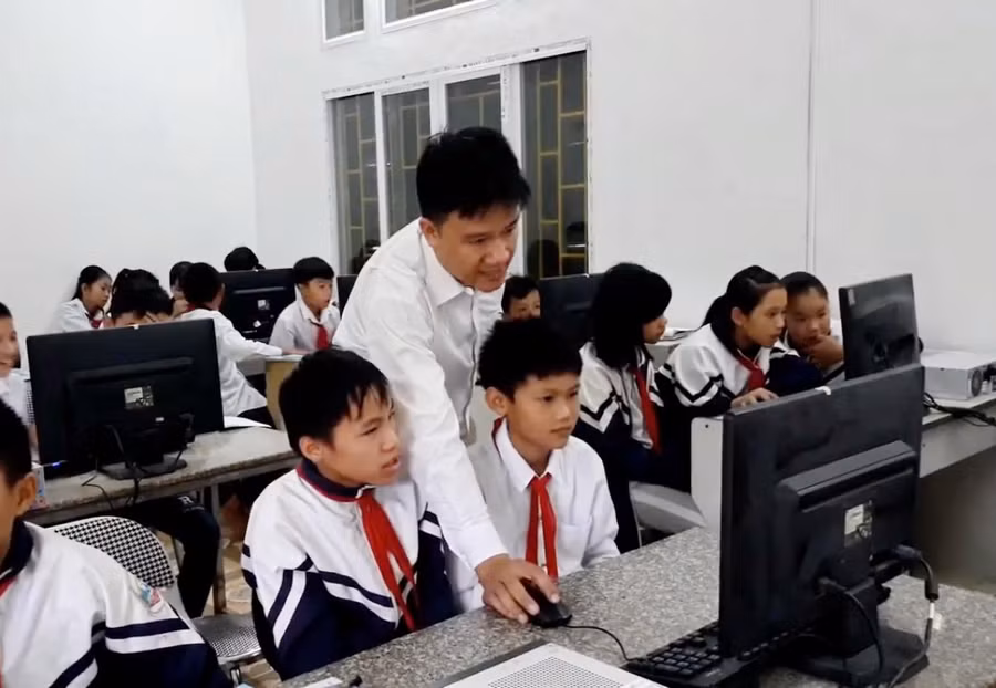 Thầy Bùi Minh Đức trong giờ dạy Tin học