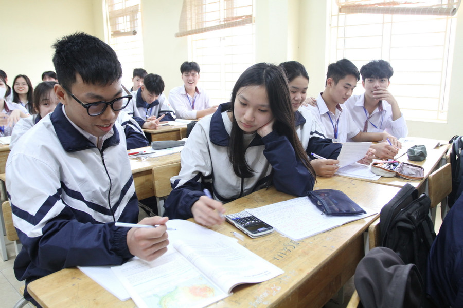 Thế Sơn trao đổi bài cùng các bạn.