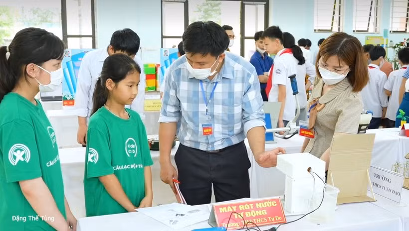 Thầy Đức và học sinh Trường TH&amp;THCS Phú Lương trong giờ học STEM