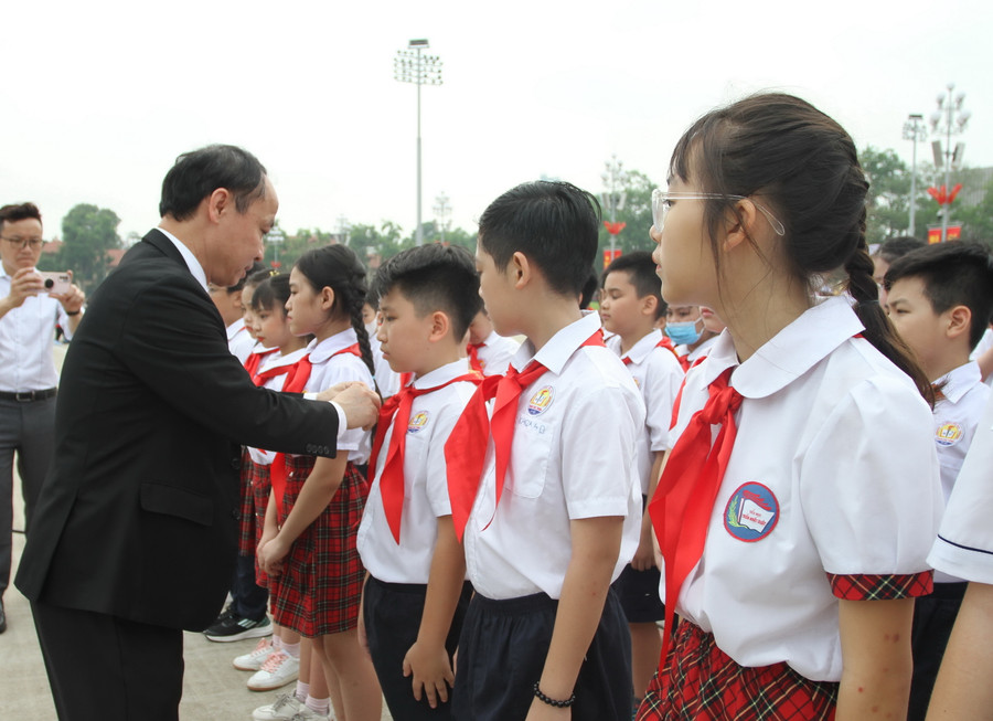 Lãnh đạo Sở GD&amp;ĐT Hà Nội trao Huy hiệu Bác Hồ cho các em học sinh.