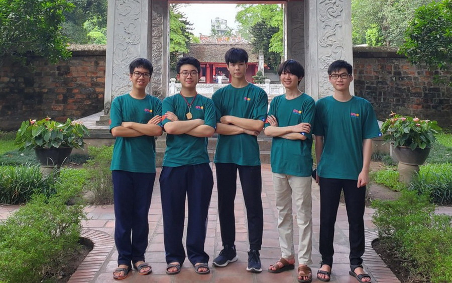 Võ Hoàng Hải cùng các bạn trong đội tuyển Olympic Vật lý quốc tế.