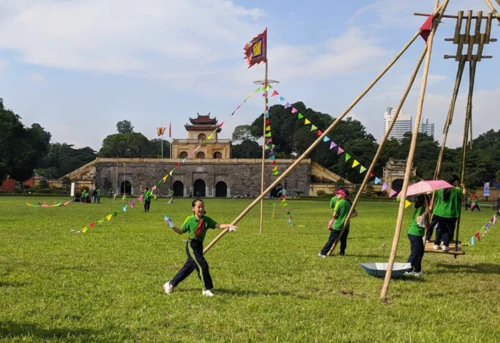 Học sinh tham gia chương trình giáo dục di sản tại Hoành Thành Thăng Long