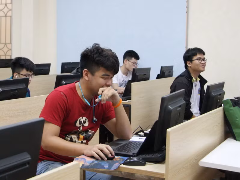 Đội tuyển Tin học thi trực tuyến tại Đại học Công nghệ.
