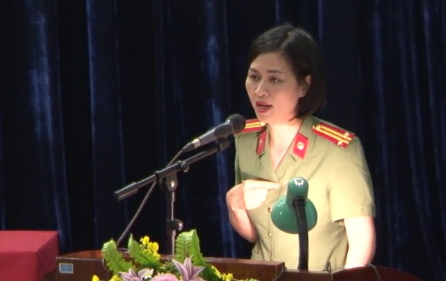 Trung tá Nguyễn Khánh Ly chia sẻ cách nhận biết một số thiết bị công nghệ được sử dụng để gian lận trong thi cử Trung tá Nguyễn Khánh Ly chia sẻ cách nhận biết một số thiết bị công nghệ được sử dụng để gian lận trong thi cử