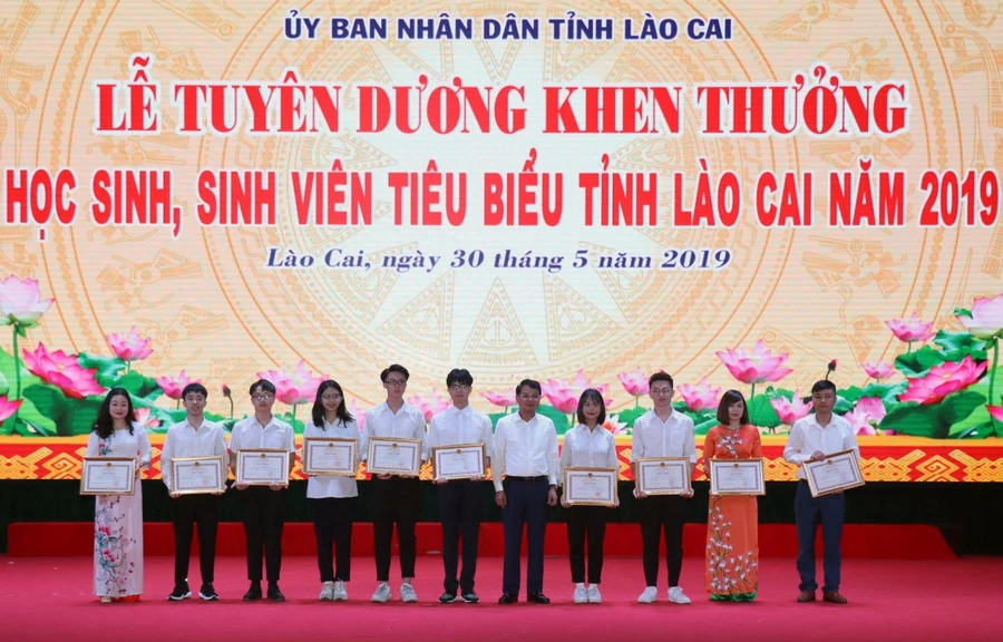 Lào Cai khen thưởng học sinh giỏi tiêu biểu