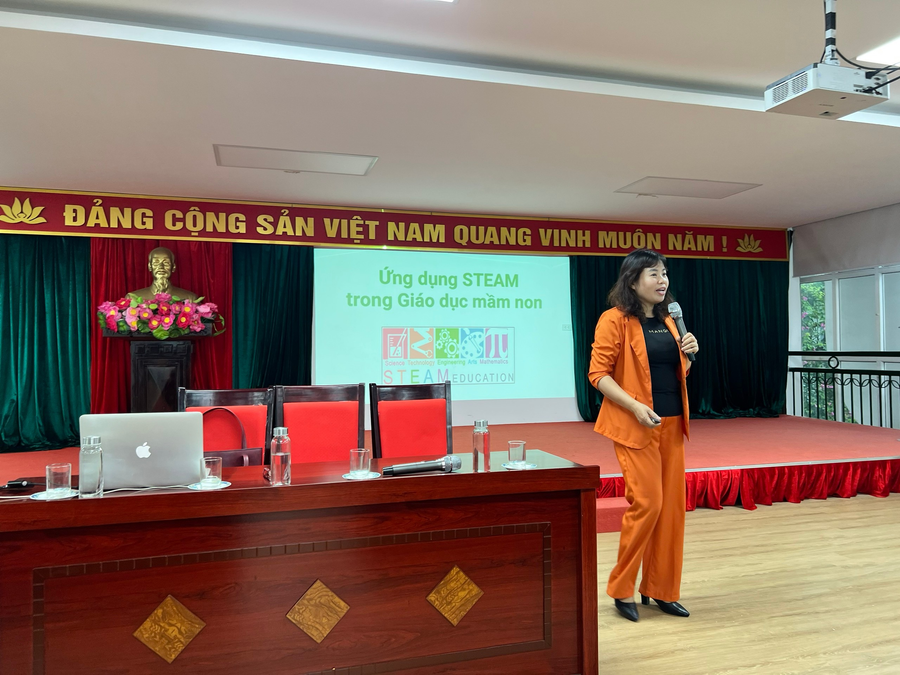 Buổi tập huấn do giảng viên TS. Nguyễn Thị Thanh - Phó Hiệu trưởng trường Cao Đẳng sư phạm Trung ương giảng bài.