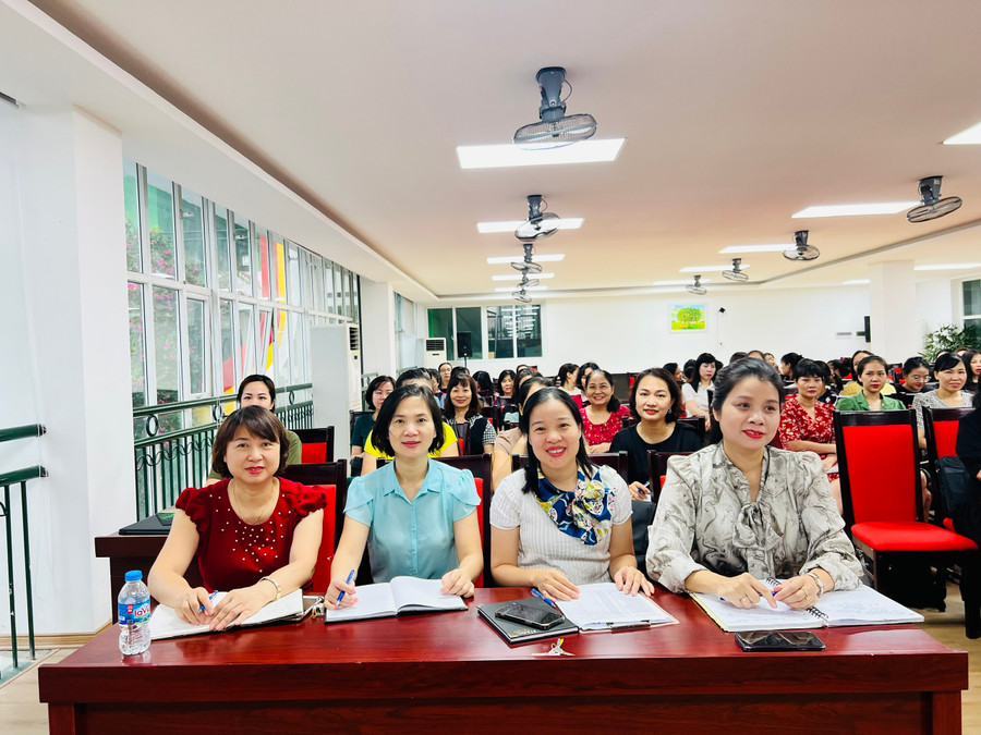 Cán bộ, giáo viên các trường mầm non tại buổi học.