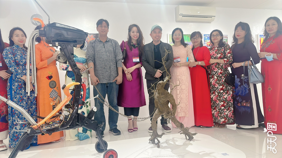 Cán bộ quản lý, giáo viên quận Ba Đình trải nghiệm thực tế tại phòng tranh. Cán bộ quản lý, giáo viên quận Ba Đình trải nghiệm thực tế tại phòng tranh.