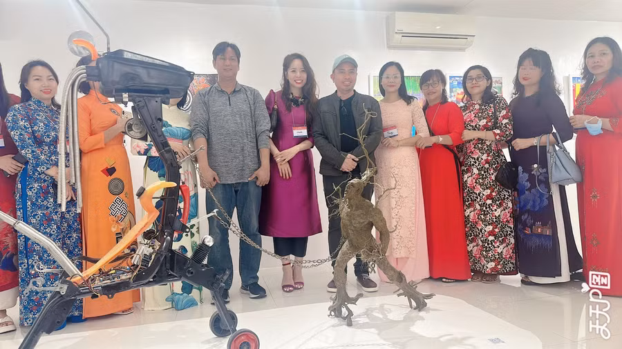 Cán bộ quản lý, giáo viên quận Ba Đình trải nghiệm thực tế tại phòng tranh. Cán bộ quản lý, giáo viên quận Ba Đình trải nghiệm thực tế tại phòng tranh.