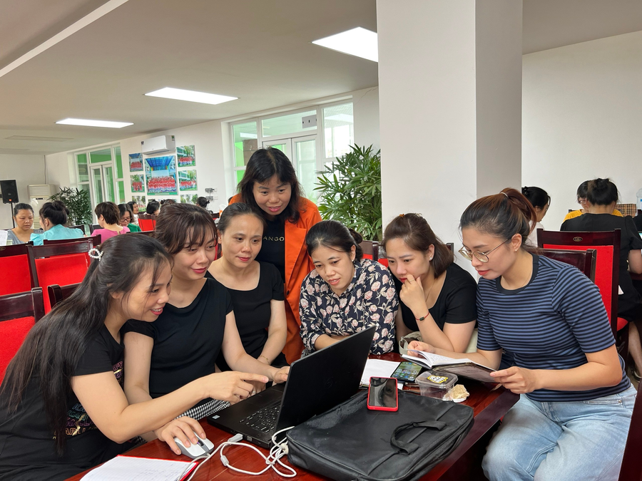 Cán bộ, giáo viên trao đổi chuyên môn tại buổi học.