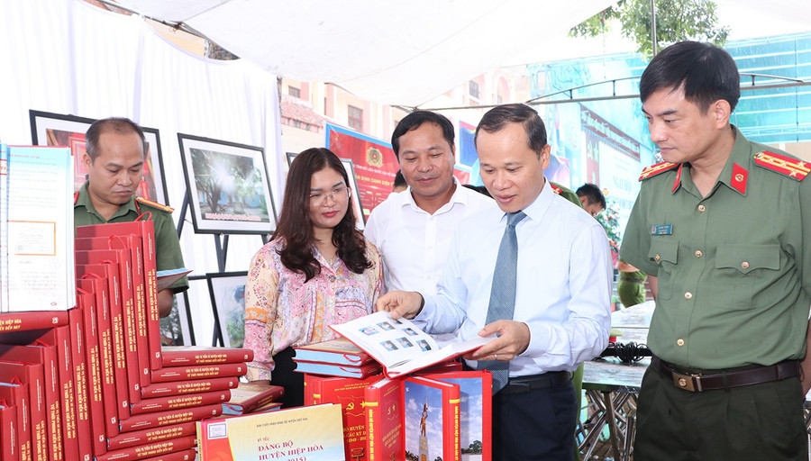 Nhiều hoạt động sôi nổi cũng được tổ chức như: Biểu diễn văn nghệ, võ thuật; trưng bày sách, ảnh và những sản phẩm do học sinh trong trường sáng tạo thực hiện.