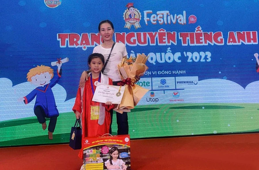 Em Cao Ngọc Khánh Linh và mẹ tại “Festival Trạng Nguyên Tiếng Anh toàn quốc” năm 2023.