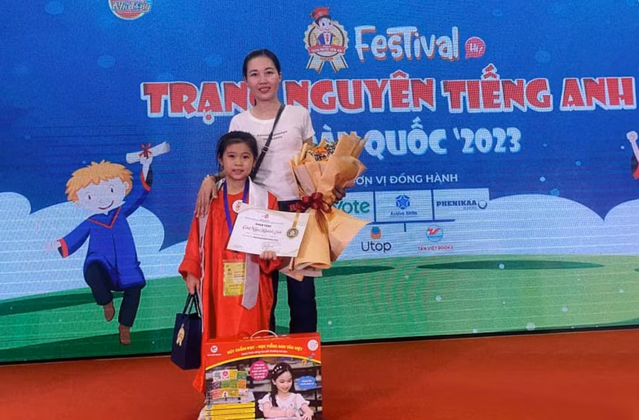 Em Cao Ngọc Khánh Linh và mẹ tại “Festival Trạng Nguyên Tiếng Anh toàn quốc” năm 2023.