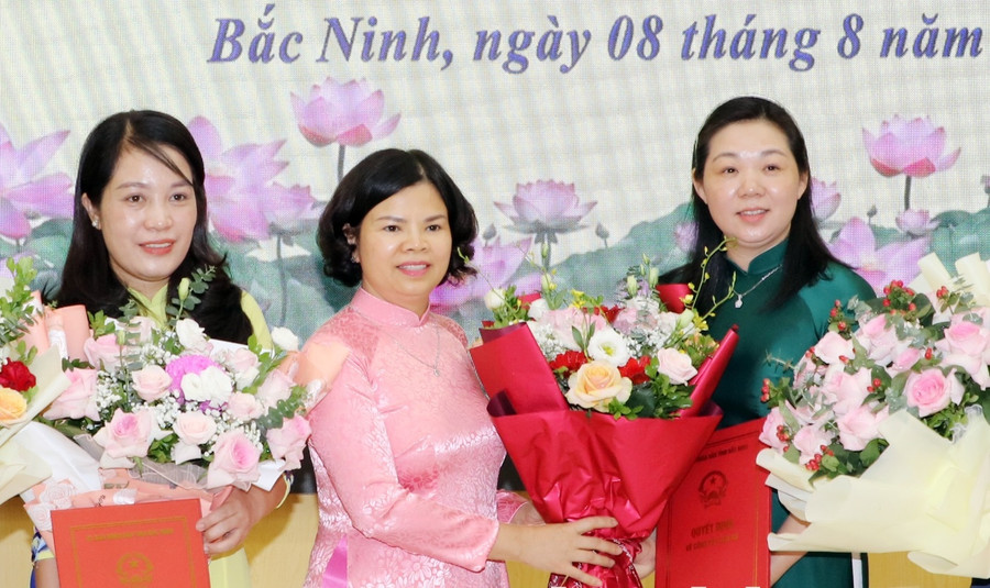 Bà Nguyễn Thị Hương Giang, Chủ tịch UBND tỉnh Bắc Ninh, tặng hoa chúc mừng bà Nguyễn Thị Lệ Tuyết.