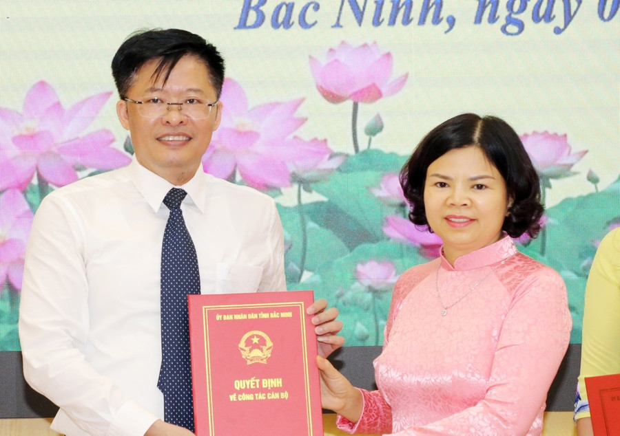 Bà Nguyễn Hương Giang, Chủ tịch UBND tỉnh Bắc Ninh, trao Quyết định cho tân Giám đốc Sở Thông tin và Truyền thông - Nguyễn Trung Hiền.