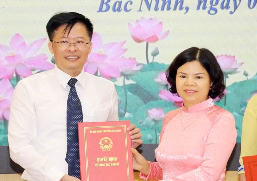 Bà Nguyễn Hương Giang, Chủ tịch UBND tỉnh Bắc Ninh, trao Quyết định cho tân Giám đốc Sở Thông tin và Truyền thông - Nguyễn Trung Hiền.