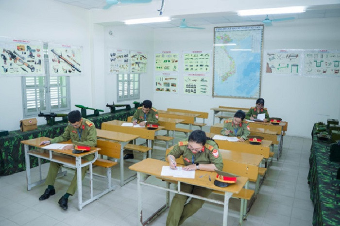 Các thí sinh thi trắc nghiệm phần hiểu biết chung. Các thí sinh thi trắc nghiệm phần hiểu biết chung.