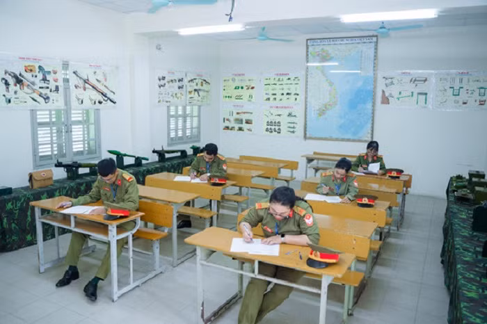 Các thí sinh thi trắc nghiệm phần hiểu biết chung.