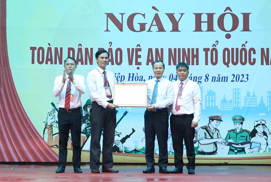 Ông Mai Sơn, Phó Chủ tịch Thường trực UBND tỉnh Bắc Giang (thứ 2 từ phải sang trái) trao Bằng khen của Chủ tịch UBND tỉnh cho tập thể Trường THPT Hiệp Hòa số 2.