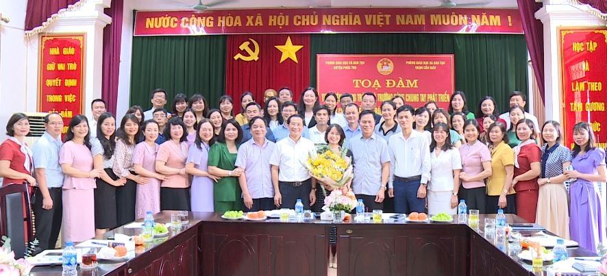Các đại biểu tham dự buổi sơ kết chụp ảnh kỉ niệm.