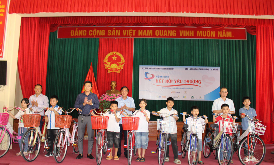 Thanh Thủy đặc biệt quan tâm đến công tác khuyến học và động viên học sinh giỏi có hoàn cảnh khó khăn. Thanh Thủy đặc biệt quan tâm đến công tác khuyến học và động viên học sinh giỏi có hoàn cảnh khó khăn.
