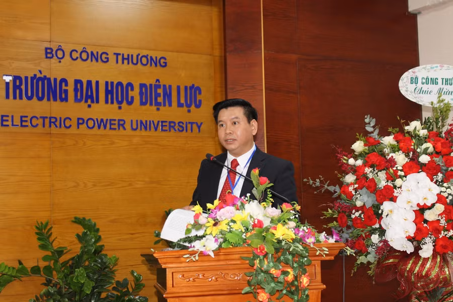 PGS. TS Đinh Văn Châu - Quyền Hiệu trưởng trường Đại học Điện lực phát biểu.
