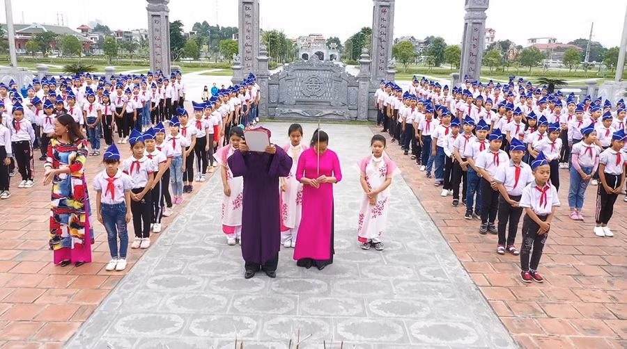 Cô trò trường Tiểu học Tân Mỹ dâng hương, hành trình đến với "địa chỉ đỏ" giúp học sinh có thêm kiến thức môn Lịch sử và yêu thích môn học này.