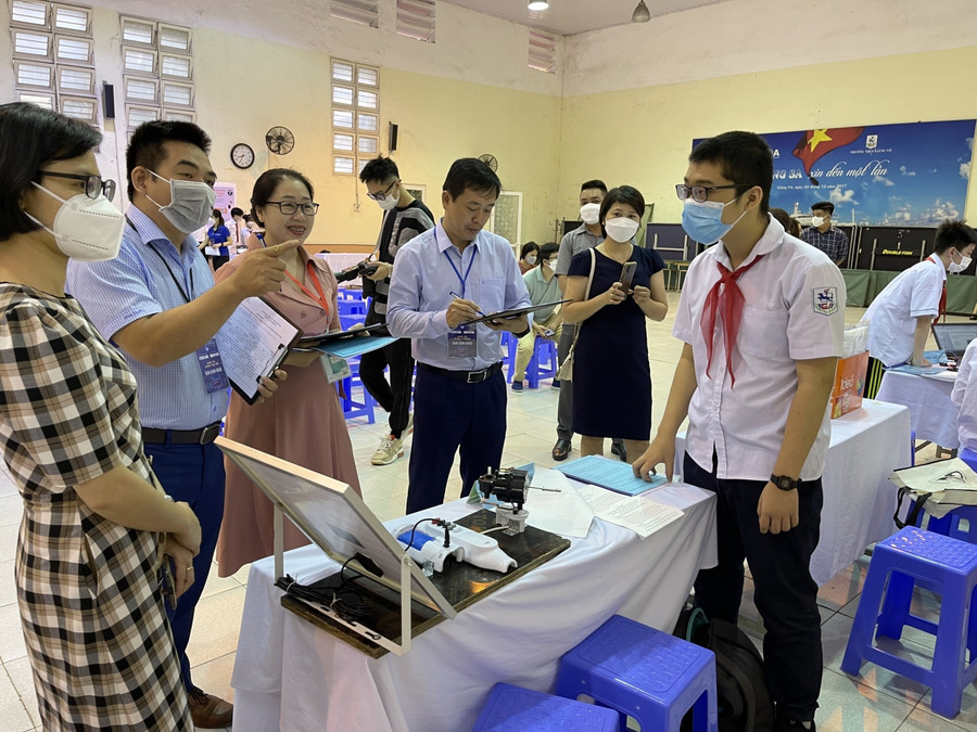 Ban Giám khảo thăm quan, chấm điểm dự án học sinh. Ban Giám khảo thăm quan, chấm điểm dự án học sinh.
