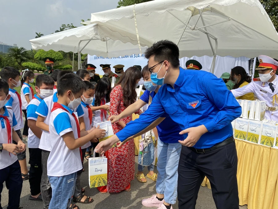 Đoàn viên thanh niên, cán bộ, nhân viên, chiến sĩ của hai đơn vị tặng quà cho các cháu học sinh vào Lăng viếng Bác.