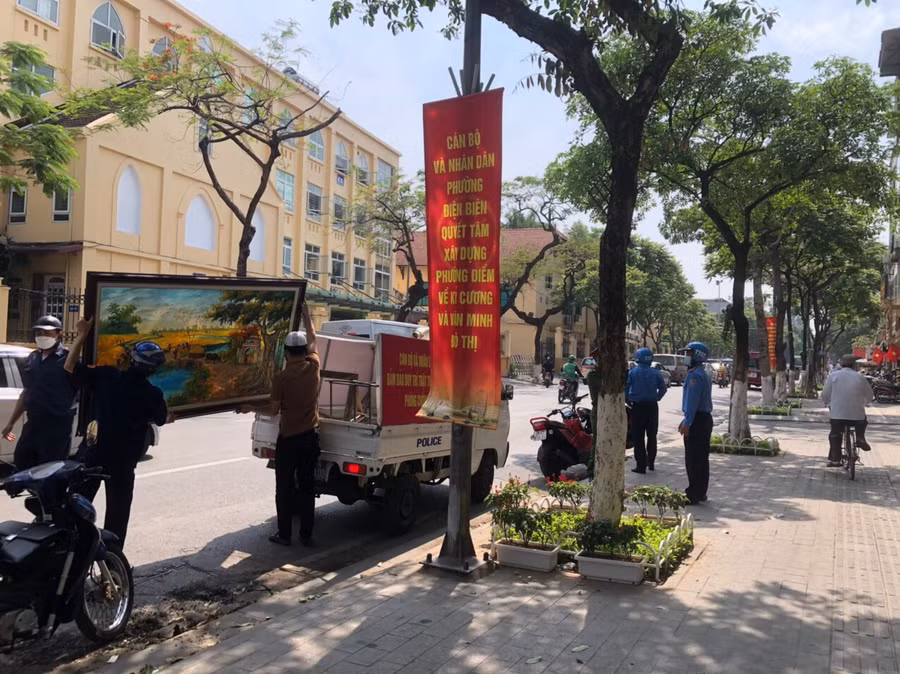 Lực lượng chức năng ra quân xử lý vi phạm trật tự đô thị tại phường Điện Biên.