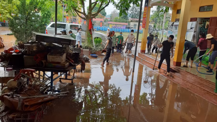 Vệ sinh trường lớp sẵn sàng đón học sinh đến trường an toàn.