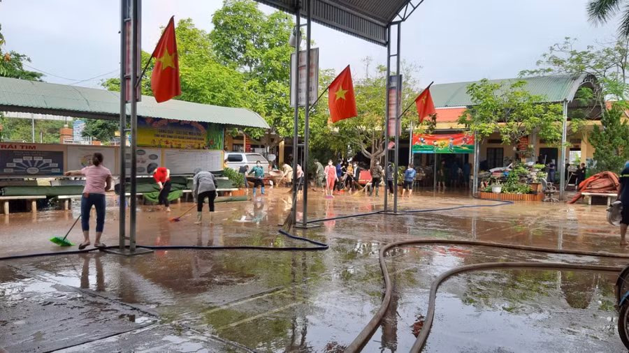 Các trường khẩn trương vệ sinh khắc phục mưa lũ, đảm bảo an toàn cho học sinh đến trường.