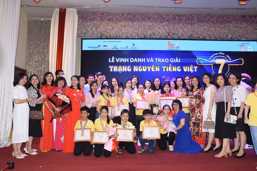 Thầy cô chia vui cùng các em học sinh đạt giải Cuộc thi Trạng nguyên tiếng Việt lần thứ 7.