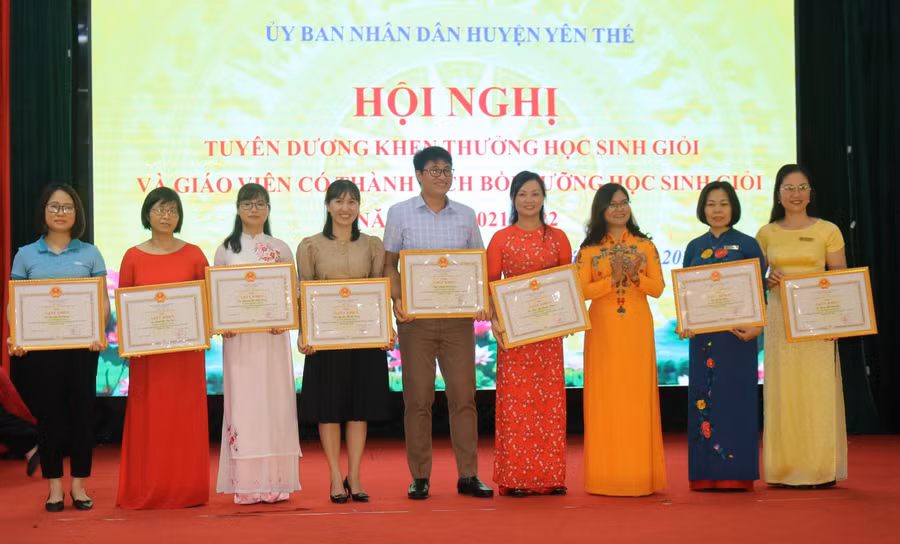 Bà Đào Thị Hường, Phó Giám đốc Sở GD&amp;ĐT Bắc Giang trao giấy khen cho giáo viên bồi dưỡng HSG.